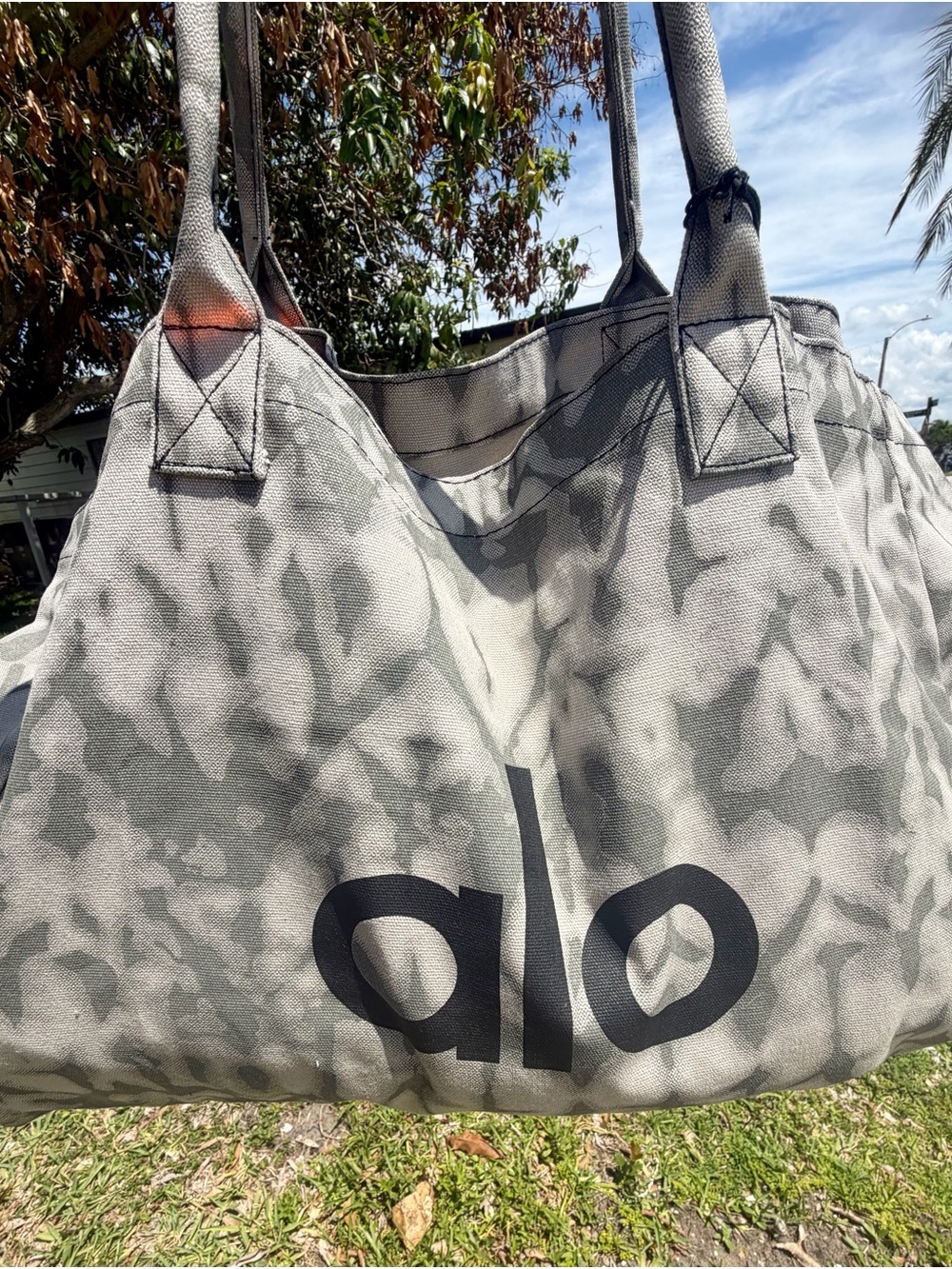 ALO Yoga Grey Tie-Dye Tote Bag - Picture 9 of 16